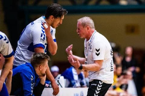 Handball 2 Bundesliga Men Season 2018 2019 Dessau Rosslauer HV 06 VfL Lübeck Schwartau Coach Uwe Jungandreas Dessau Rosslauer HV 06 in conversation with Daniel Schmidt 19 Dessau Rosslauer HV 06 during the season 2018 2019 in the Handball 2 Bundesliga Men between Dessau Rosslauer HV 06 and VfL Lübeck Schwartau in the Anhalt Arena on 17 February 2019 in Bauhausstadt Dessau Sachsen Anhalt Saxony Anhalt Germany Germany