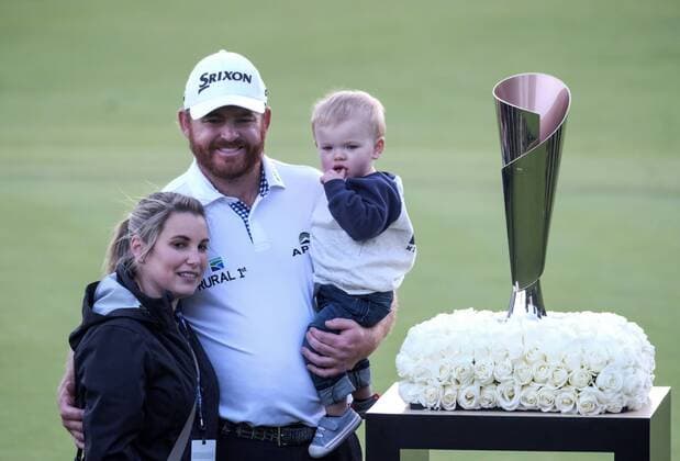 Sport Themen der Woche KW07 Sport Bilder des Tages February 17, 2019 - Los Angeles, California, U.S - J.B. Holmes poses with his wife and son after winning the PGA Golf Herren Tour Genesis Open golf tournament at Riviera Country Club on February 17, 2019 in Pacific Palisades, California. Holmes won the title. J.B. Holmes wins the Genesis Open 2019 - ZUMAc68_ 89432291st Copyright: xRingoxChiux