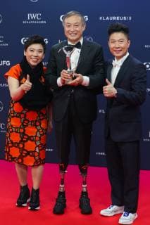 (190219) -- MONACO, Feb. 19, 2019 -- Chinese climber Xia Boyu (C) shows the trophy with Laureus Academy members Deng Yaping (L) and Li Xiaopeng after the 2019 Laureus World Sports Awards ceremony in Monaco, Feb. 18, 2019. The 2019 Laureus World Sports Awards were unveiled in Monaco on Monday. ) (SP)MONACO-WORLD SPORTS AWARDS ZhengxHuansong 