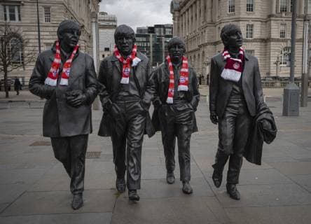 Liverpool 19 02 2019 Bayern fans dress the Beatles with Bayern scarves an FC Liverpool FC Bayern Munich