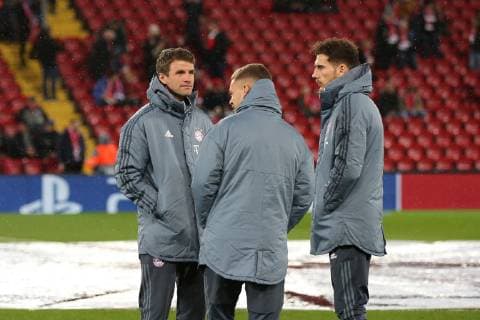 l r Thomas Mueller 25 FC Bayern Muenchen Joshua Kimmich 32 FC Bayern Muenchen and Leon Goretzka 18 FC Bayern Muenchen chatting on grass Liverpool FC vs. FC Bayern Muenchen Football Champions League Round of 16 19 02 2019 Liverpool Liverpool England Copyright: xkolbert-press ChristianxKolbertx