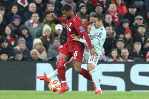 l r in duel action with Georginio Wijnaldum 5 Liverpool FC and Thiago Alcantara 6 FC Bayern Muenchen Liverpool FC vs. FC Bayern Muenchen Football Champions League Round of 16 19 02 2019 Liverpool Liverpool England Copyright: xkolbert-press ChristianxKolbertx