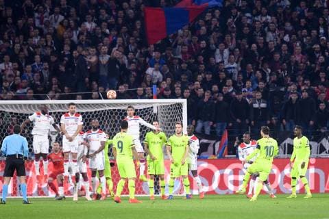 10 Lionel Messi (bar) - COUP FRANC FOOTBALL : Lyon vs Barcelone - Ligue des Champions - 19 02 2019 FEP Panoramic 