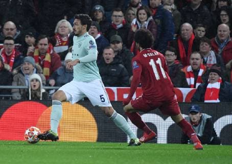 19 02 2019 xkvx Football UEFA Champions League FC Liverpool FC Bayern Munich emspor v l Mats Hummels FC Bayern Munich Mohamed Salah FC Liverpool DFL DFB REGULATIONS PROHIBIT ANY USE OF PHOTOGRAPHS as IMAGE SEQUENCES and or QUASI VIDEO Liverpool