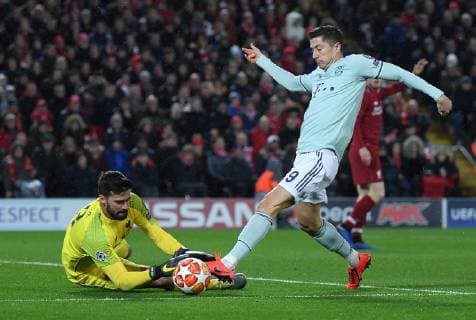 19 02 2019 xkvx Football UEFA Champions League FC Liverpool FC Bayern Muenchen emspor v l Alisson FC Liverpool Robert Lewandowski FC Bayern Muenchen DFL DFB REGULATIONS PROHIBIT ANY USE OF PHOTOGRAPHS as IMAGE SEQUENCES and or QUASI VIDEO Liverpool