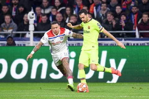 11 MEMPHIS DEPAY (OL) - 05 SERGIO BUSQUETS (BAR) FOOTBALL : Lyon vs Barcelone - Ligue des Champions - 19 02 2019 FEP Panoramic 