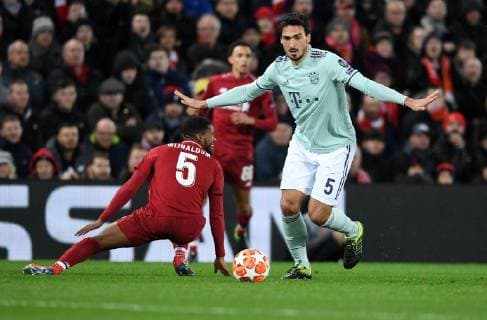 FOOTBALL CHAMPIONS LEAGUE SAISON 2018 2019 2019 ACHTELFINAL HINSPIEL FC Liverpool FC Bayern Muenchen 19 02 2019 Georginio Wijnaldum li FC Liverpool vs Mats Hummels re FC Bayern Muenchen