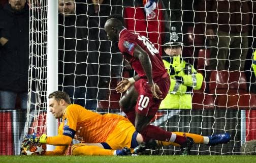 Liverpool 19 02 2019 Goalkeeper Manuel New FCB clarifies in front of Sadio Mane Liverpool FC Liverpool FC Bayern München