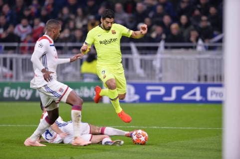 Leo Dubois (lyon) vs Luis Suarez (barcelone) FOOTBALL : Lyon vs Barcelone - 8e de finale aller - Ligue des Champions - 19 02 2019 FredericChambert Panoramic 