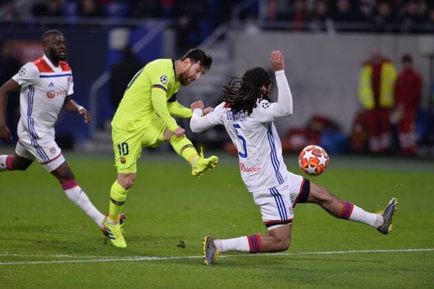 Sport Bilder des Tages Jason Denayer (lyon) vs Lionel Messi (barcelone) FOOTBALL : Lyon vs Barcelone - 8e de finale aller - Ligue des Champions - 19 02 2019 FredericChambert Panoramic 