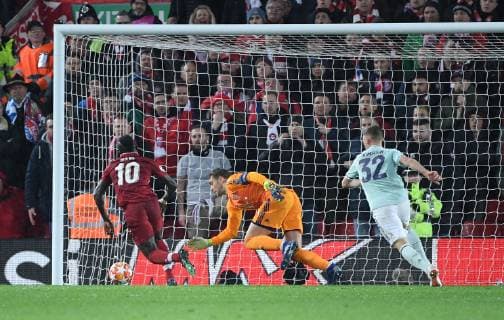 19 02 2019 xkvx Football UEFA Champions League FC Liverpool FC Bayern Muenchen emspor v l Sadio Mane FC Liverpool Manuel New FC Bayern Muenchen Joshua Kimmich FC Bayern Muenchen DFL DFL REGULATIONS PROHIBIT ANY USE OF PHOTOGRAPHS as IMAGE SEQUENCES and or QUASI VIDEO Liverpool