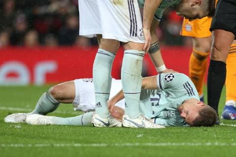 Joshua Kimmich 32 FC Bayern Muenchen injured on ground Liverpool FC vs. FC Bayern Muenchen Soccer Champions League Round of 16 19 02 2019 Liverpool Liverpool England Copyright: xkolbert-press ChristianxKolbertx