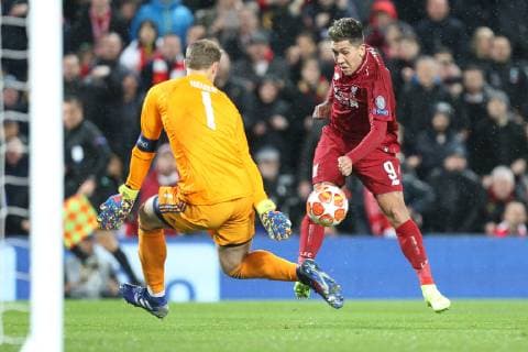 l r in duel action with Manuel Neuer 1 FC Bayern Muenchen and Roberto Firmino 9 Liverpool FC Liverpool FC vs. FC Bayern Muenchen Football Champions League Round of 16 19 02 2019 Liverpool Liverpool England Copyright: xkolbert-press ChristianxKolbertx