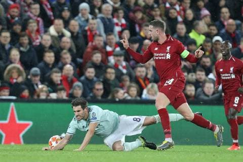 l r in duel action with Javi Martinez 8 FC Bayern Muenchen and Jordan Henderson 14 Liverpool FC Liverpool FC vs. FC Bayern Muenchen Football Champions League Round of 16 19 02 2019 Liverpool Liverpool England Copyright: xkolbert-press ChristianxKolbertx