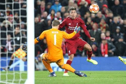l r in duel action with Manuel Neuer 1 FC Bayern Muenchen and Roberto Firmino 9 Liverpool FC Liverpool FC vs. FC Bayern Muenchen Football Champions League Round of 16 19 02 2019 Liverpool Liverpool England Copyright: xkolbert-press ChristianxKolbertx