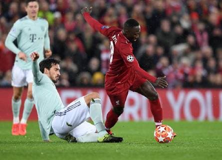 FOOTBALL CHAMPIONS LEAGUE SAISON 2018 2019 2019 ACHTELFINAL HINSPIEL FC Liverpool FC Bayern Muenchen 19 02 2019 Mats Hummels li FC Bayern Muenchen vs Baby Keita re FC Liverpool