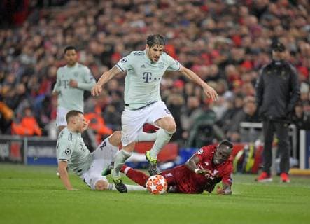 19 02 2019 Football UEFA Champions League 2018 2019 Round of 16 FC Liverpool FC Bayern Munich Anfield Stadium in Liverpool England v re Sadio Mane FC Liverpool vs Joshua Kimmich FC Bayern München mitte Javi Martinez FC Bayern München DFL and DFB regulations prohibit any use of photographs as image sequences and or quasi video