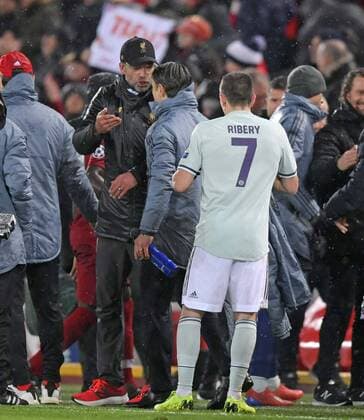 Sport Themen der Woche KW08 Sport Bilder des Tages 19.02.2019, Fussball UEFA Champions League 2018 2019, Achtelfinale, FC Liverpool - FC Bayern München, Anfield Stadium in Liverpool (England), Nach dem Schlusspfiff diskutieren Trainer Niko Kovac (mitte, FC Bayern München) mit Trainer Jürgen Klopp (li, FC Liverpool). ***DFL and DFB regulations prohibit any use of photographs as image sequences and or quasi-video.*** *** 19 02 2019 Football UEFA Champions League 2018 2019 Round of 16 FC Liverpool FC Bayern Munich Anfield Stadium in Liverpool England After the final whistle coach Niko Kovac middle FC Bayern Munich discuss with coach Jürgen Klopp li FC Liverpool DFL and DFB regulations prohibit any use of photographs as image sequences and or quasi video