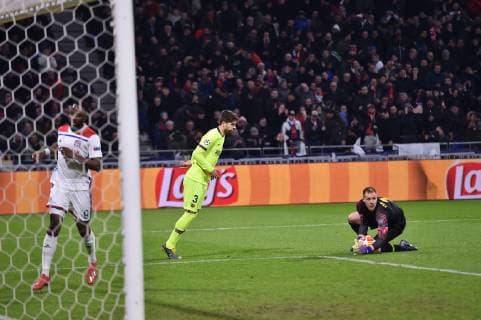 Houssem Aouar (lyon) vs Gerard Pique et Marc-Andre ter Stegen (barcelone) FOOTBALL : Lyon vs Barcelone - 8e de finale aller - Ligue des Champions - 19 02 2019 FredericChambert Panoramic 