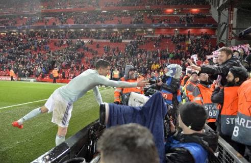 19 02 2019 Soccer UEFA Champions League 2018 2019 Round of 16 FC Liverpool FC Bayern Munich Anfield Stadium in Liverpool England After the match Robert Lewandowski FC Bayern Munich gives away his jersey to the Bavarian fans DFL and DFB regulations prohibit any use of photographs as image sequences and or quasi video