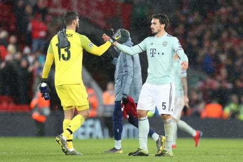 l r playing Alisson 13 Liverpool FC claps Mats Hummels 5 FC Bayern Muenchen from Liverpool FC vs. FC Bayern Muenchen Football Champions League Round of 16 19 02 2019 Liverpool Liverpool England Copyright: xkolbert-press ChristianxKolbertx