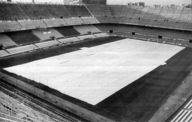 FÚTBOL ESTADIO RAMON SÁNCHEZ PIZJUAN Sevilla 17 2 1977 The pitch is covered with plastic so that frost and bad weather do not damage the new grass sown on the pitch of Sevilla F C EFE ma ACHTUNG NUR REDAKTIONELLE NUTZUNG  Copyright: xx Sanchez Pizjuan_02