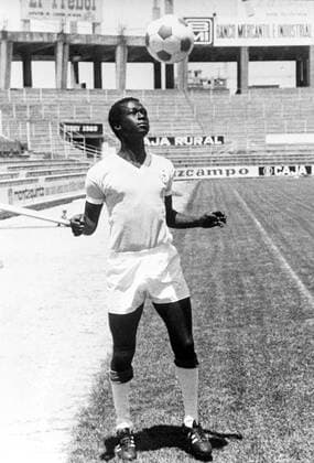 FÚTBOL FICHAJES SEVILLA FC Sevilla 29 6 1973 The new forward center of Sevilla FC the gambiano Alhaji Momodo Njie better known as Biri Biri makes some exercises with the ball during his presentation in the Sevillian stadium Ramón Sánchez Pizjuán Efe ct ACHTUNG NUR REDAKTIONELLE NUTZUNG  Copyright: xx Sanchez Pizjuan_06