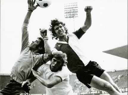 Luchtduel Feyenoord-Amsterdam. Keeper Jan Jongbloed en Willem van Hanegem. xVIxxIVx