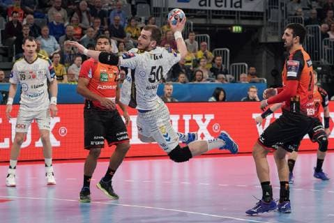 v li Krzysztof Lijewski Kielce 19 Mads Mensah Larsen RNL 22 Artsem Karalek Kielce 50 on ball Ilija Abutovic RNL 20 on jump throw throw goal throw action action scene handball champions league Rhine Neckar lions PGE Vive Kielce xozx