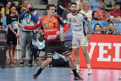 v li Andre Schmid Andy Schmid RNL 2 Blaz Janc Kielce 18 action action scene Handball Champions League Rhein Neckar Löwen PGE Vive Kielce xozx