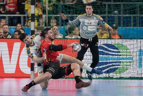 v li Marko Mamic Kielce 24 Jannik Kohlbacher RNL 80 Filip Ivic Goalkeeper Kielce 16 Duel Duel tackle tackling Dynamic Action Action Handball Champions League Rhein Neckar Löwen PGE Vive Kielce xozx