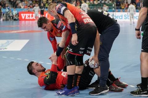 v li Andre Schmid Andy Schmid RNL 2 and Gudjon Valur Sigurdsson RNL 9 take care of Jannik Kohlbacher RNL 80 injured injured injured sporting injury action action scene handball champions league Rhein Neckar lions PGE Vive Kielce xozx