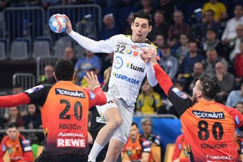 Rhein Neckar Loewen PGE Vive Kielce Kielce Angel Fernandez Perez vs. Rhein Neckar Loewe Momir Rnic No 20 and right Rhein Neckar Loewe Jannik Kohlbacher No 80 at the match in the Champions League Rhein Neckar Loewen PGE Vive Kielce Mannheim 20 02 19 Handball Champions League Group Phase Mannheim Baden Wuerttemberg Germany SAP Arena