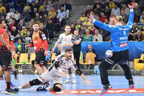 Rhein Neckar Loewen PGE Vive Kielce Kielce Julen Aguinagalde Akizu against Rhein Neckar Loewe Mikael Appelgren No 1 in the Champions League match Rhein Neckar Loewen PGE Vive Kielce Mannheim 20 02 19 Handball Champions League Group Phase Mannheim Baden Wuerttemberg Germany SAP Arena