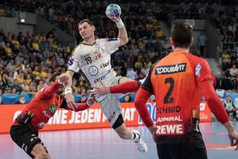 v li Ilija Abutovic RNL 20 Krzysztof Lijewski Kielce 19 Andre Schmid Andy Schmid RNL 2 at the jump throw throw goal throw action action game scene handball champions league Rhine Neckar lions PGE Vive Kielce xozx