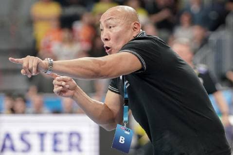 Talant Dujshebaev coach head coach PGE Vive Kielce gives instructions gesticulated with arms gesticulate gives instructions gesticulate single frame action handball champions league Rhine Neckar lions lion PGE Vive Kielce xozx