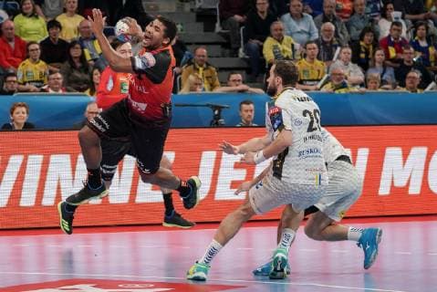 v li Patrick Groetzki RNL 24 Mads Mensah Larsen RNL 22 on ball Mateusz Jachlewski Kielce 15 Mariusz Jurkiewicz Kielce 20 on jump throw throw goal throw action action scene handball champions league Rhine Neckar lions PGE Vive Kielce xozx