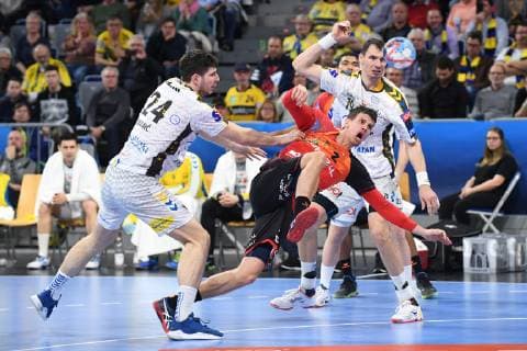 Rhein Neckar Loewen PGE Vive Kielce Rhein Neckar Loewe Andy Schmid Nr 2 beats Kielce Marko Mamic and right Krzysztof Lijewski in the Champions League Rhein Neckar Loewen PGE Vive Kielce Mannheim 20 02 19 Handball Champions League Group Phase Mannheim Baden Wuerttemberg Germany SAP Arena