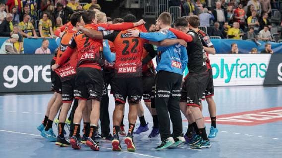 player the Rhine Neckar lions cheers after the final whistle in the circle team circle victory winner winner cheers cheers joy optimistic highlight action action handball champions League Rhine Neckar lions PGE Vive Kielce xozx