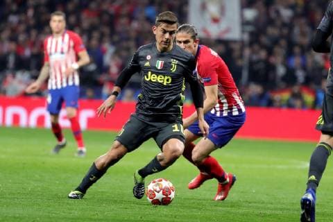 Atletico de Madrid s Felipe Luis (R) vies for the ball against Juventus Paolo Dybala (L) during the UEFA Champions League round of 16 first leg match between Atletico de Madrid and Juventus at Wanda Metropolitano stadium in Madrid, Spain, 20 February 2019. Atletico de Madrid vs Juventus !ACHTUNG: NUR REDAKTIONELLE NUTZUNG!  Copyright: xJuanjoxMartínx GRAF909 20190220-636862954341990913