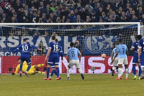GER CL FC Schalke 04 vs Manchester City 20 02 2019 Veltins Arena Gelsenkirchen GER CL FC Schalke 04 vs Manchester City DFL regulations prohibit any use of photographs as image sequences and or quasi video in the picture Nabil Bentaleb 10 FC Schalke 04 makes the goal to 1 1 by penalty nph Mauelshagen nph00321