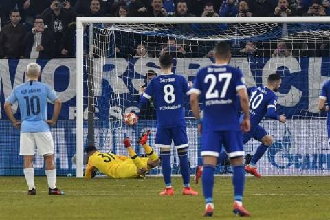 GER CL FC Schalke 04 vs Manchester City 20 02 2019 Veltins Arena Gelsenkirchen GER CL FC Schalke 04 vs Manchester City DFL regulations prohibit any use of photographs as image sequences and or quasi video in the picture Nabil Bentaleb 10 FC Schalke 04 makes the goal to 2 1 by penalty nph Mauelshagen nph00321