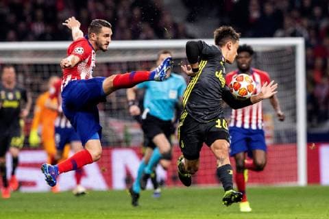 epa07383871 Atletico de Madrid s Koke (L) vier for the ball against Dybala (R) of Juventus during the UEFA Champions League round of 16 first leg match between Atletico de Madrid and Juventus at Wanda Metropolitano stadium in Madrid, Spain, 20 February 2019. Atletico de Madrid vs Juventus !ACHTUNG: NUR REDAKTIONELLE NUTZUNG!  Copyright: xRodrigoxJimenezx GRAF913 20190220-636862962093578366