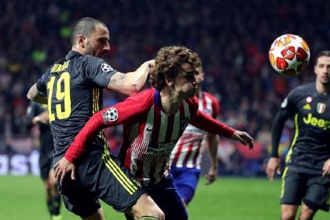 Atletico de Madrid s Antoine Griezmann (R) vies for the ball against Juventus L. Bonucci (L) during the UEFA Champions League round of 16 first leg match between Atletico de Madrid and Juventus at Wanda Metropolitano stadium in Madrid, Spain, 20 February 2019. Atletico de Madrid vs Juventus !ACHTUNG: NUR REDAKTIONELLE NUTZUNG!  Copyright: xJuanjoxMartínx GRAF944 20190220-636862965312929347