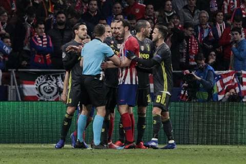 Atletico de Madrid s Diego Godin and Juventus players have words with the referee during UEFA Champions League match, Round of 16, 1st leg between Atletico de Madrid and Juventus at Wanda Metropolitano Stadium in Madrid, Spain. February 20, 2019.  (201902200099)