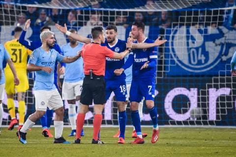 20 02 2019 xkvx Football UEFA Champions League FC Schalke 04 Manchester City emspor v l Referee Carlos Del Cerro Grande UEFA gives instruction gesticulated with arms gesticulate gives instructions gesticulate give the Penalty gives the penalty Video Referee Video referee DFL DFB REGULATIONS PROHIBIT ANY USE OF PHOTOGRAPHS as IMAGE SEQUENCES and or QUASI VIDEO Gelsenkirchen