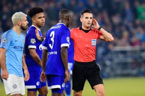GER UEFA Champions League Round of 16 FC Schalke 04 vs Manchester City 20 02 2019 VELTINS Arena Gelsenkirchen Germany GER UEFA Champions League Round of 16 FC Schalke 04 vs Manchester City DFL REGULATIONS PROHIBIT ANY USE OF PHOTOGRAPHS AS IMAGE SEQUENCES AND OR QUASI VIDEO in picture referee Schiri Carlos del Cerro Grande listens to video referee nordphotox xKurth nph00016
