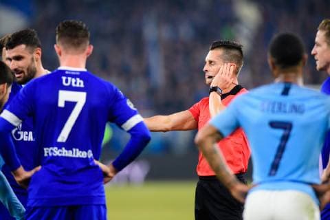 GER UEFA Champions League Round of 16 FC Schalke 04 vs Manchester City 20 02 2019 VELTINS Arena Gelsenkirchen Germany GER UEFA Champions League Round of 16 FC Schalke 04 vs Manchester City DFL REGULATIONS PROHIBIT ANY USE OF PHOTOGRAPHS AS IMAGE SEQUENCES AND OR QUASI VIDEO in picture referee Schiri Carlos del Cerro Grande listens to video referee nordphotox xKurth nph00016