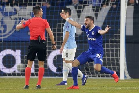 Daniel Caligiuri Schalke screams and demands a penalty kick from referee Carlos Del Cerro Grande Spain at FC Schalke 04 vs Manchester City Football Champions League Round of 16 20 02 2019 FC Schalke 04 vs Manchester City Football Champions League Round of 16 20 02 2019 Gelsenkirchen Copyright: xEIBNER MarioxHommesx EP_MHS