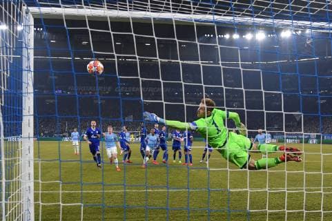 20 02 2019 Football UEFA Champions League Season 2018 2019 Round of sixteen first leg FC Schalke 04 Manchester City Leroy Sane Manchester City rear verd scored with this free kick the goal to 2 2 Team2